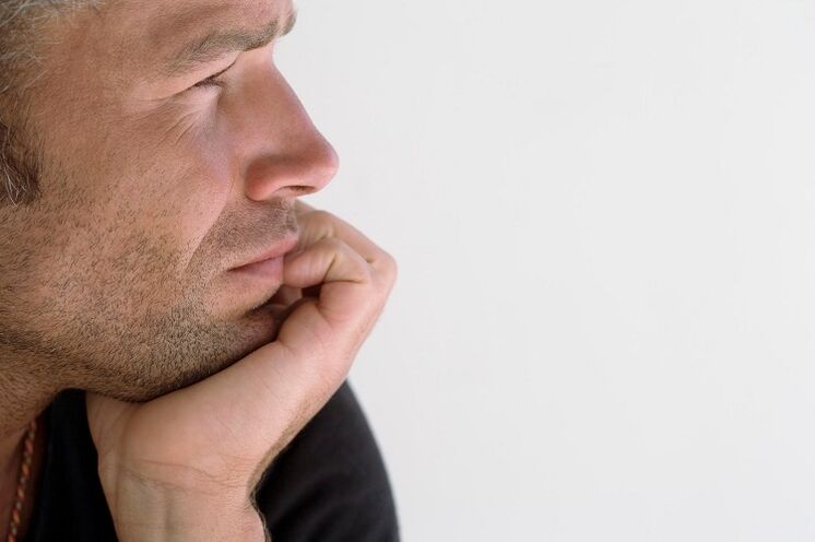 muž uvažuje o zväčšení penisu