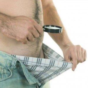 muž sa pozerá dolu nohavicami a chce si zväčšiť penis gélom